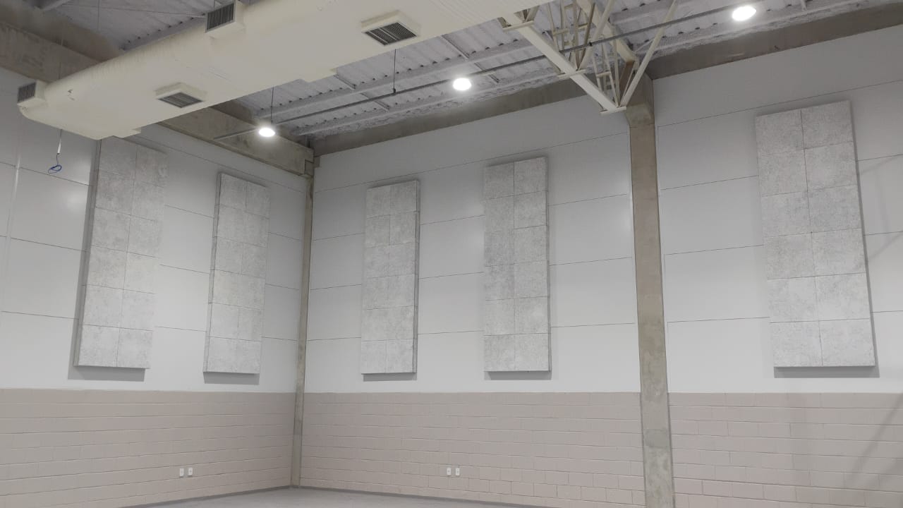 Forro acústico verde moderno com acabamento limpo e design estético funcional