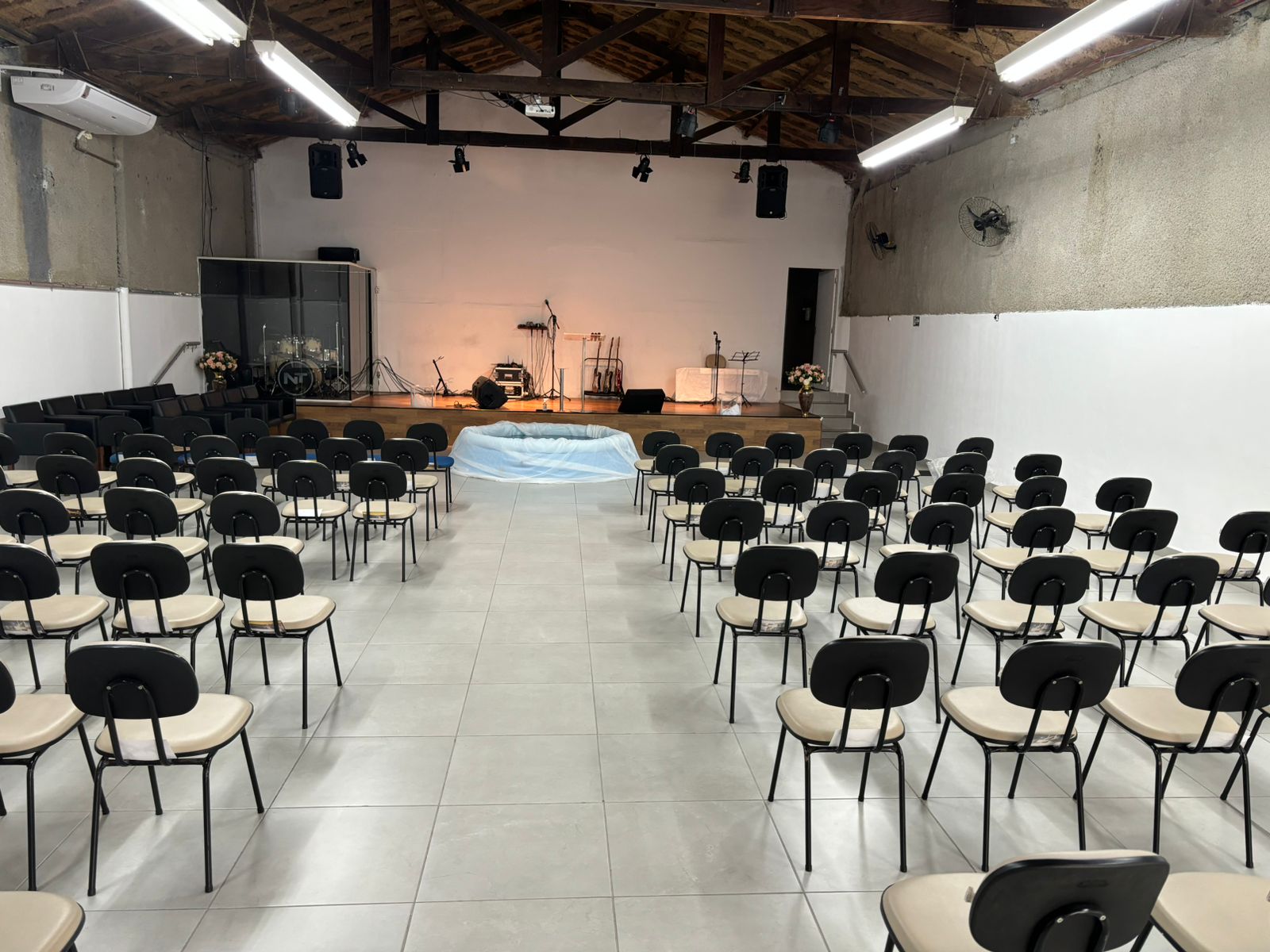 Jateamento amarelo aplicado em igreja - tratamento termoacústico e controle de reverberação sonora