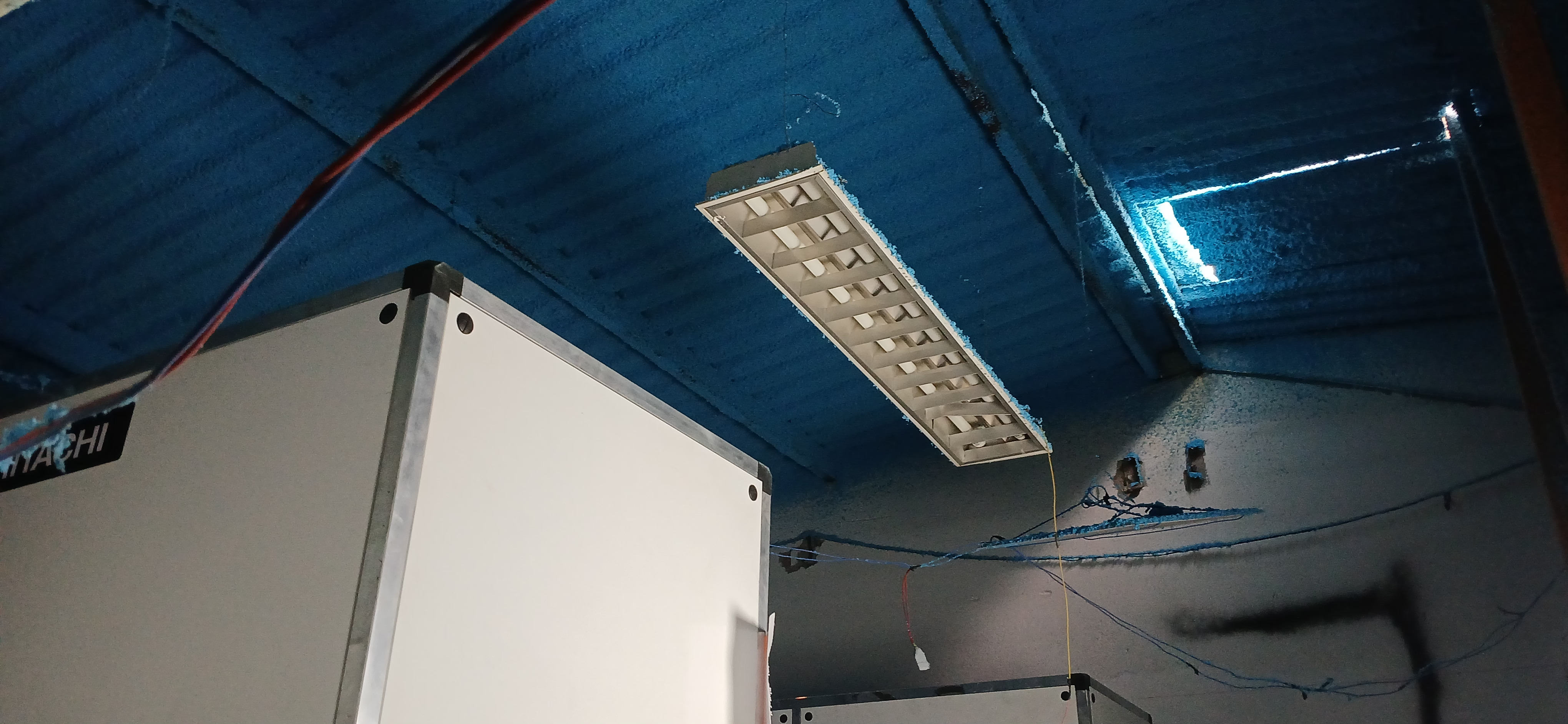 Jateamento azul aplicado em telhado com lã de vidro para isolamento térmico e acústico profissional