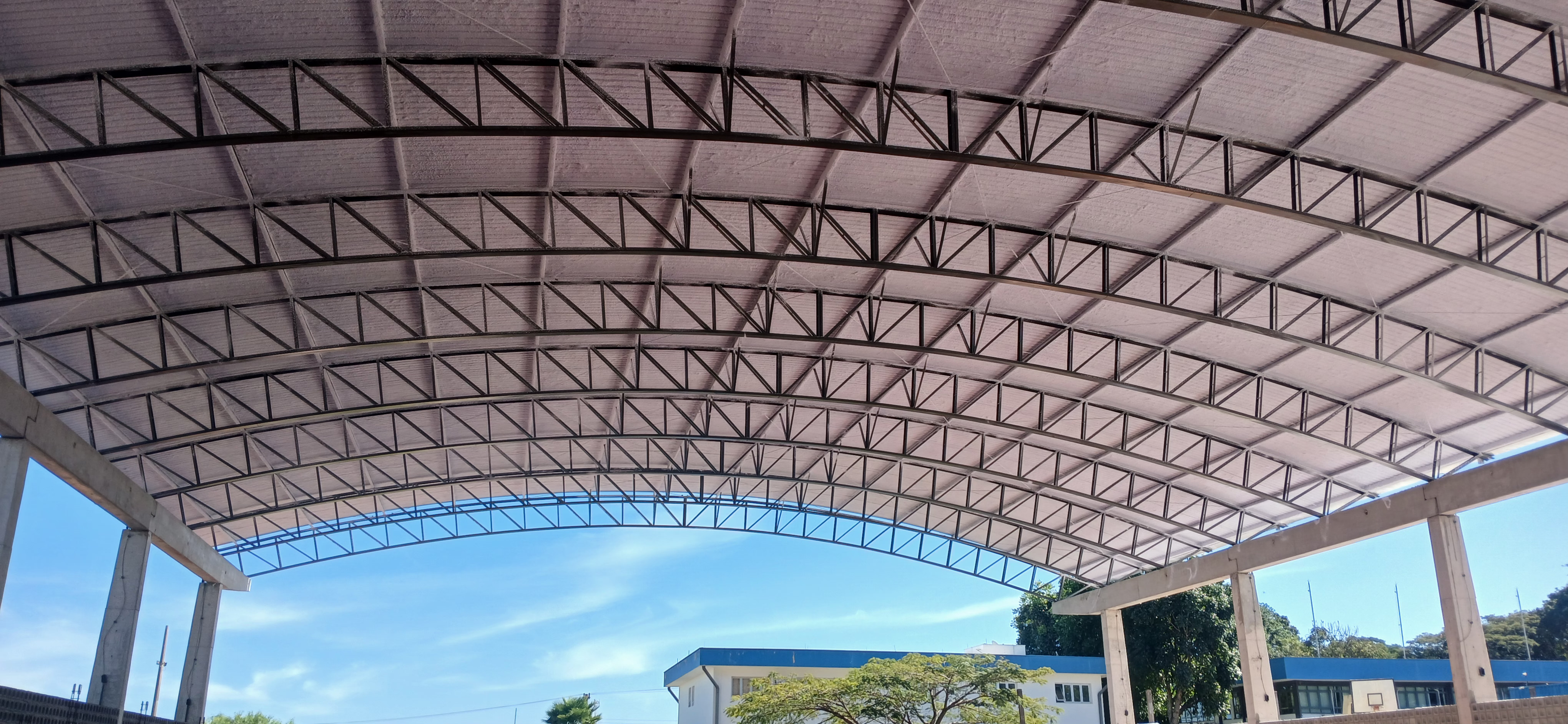 Jateamento branco em galpão industrial de grande porte - tratamento acústico e térmico profissional