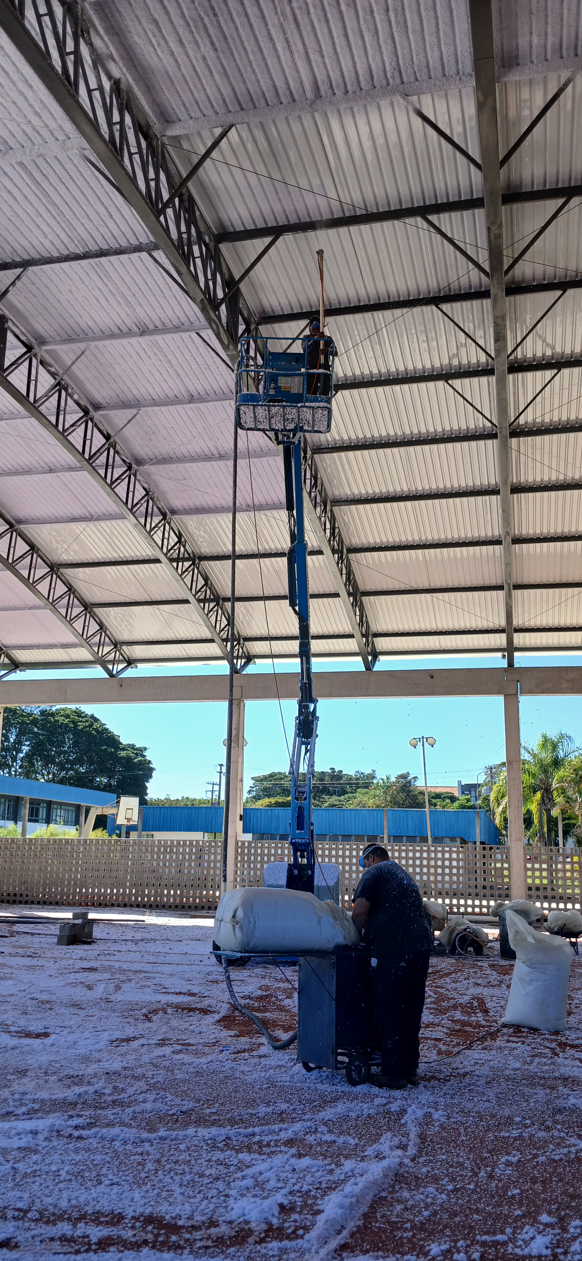 Aplicação de jateamento acústico branco em galpão industrial com lã de vidro