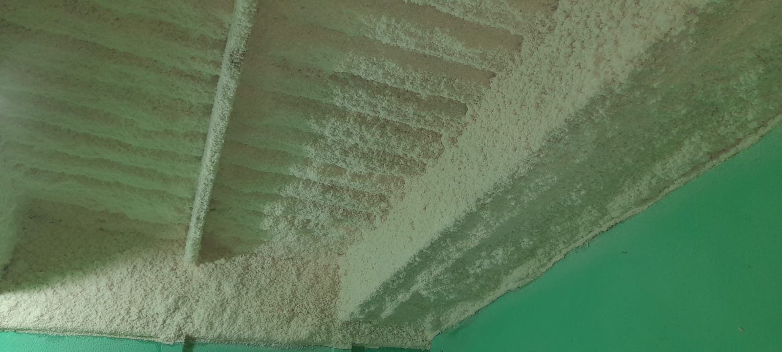 Jateamento branco em sala de estar para conforto acústico e térmico residencial