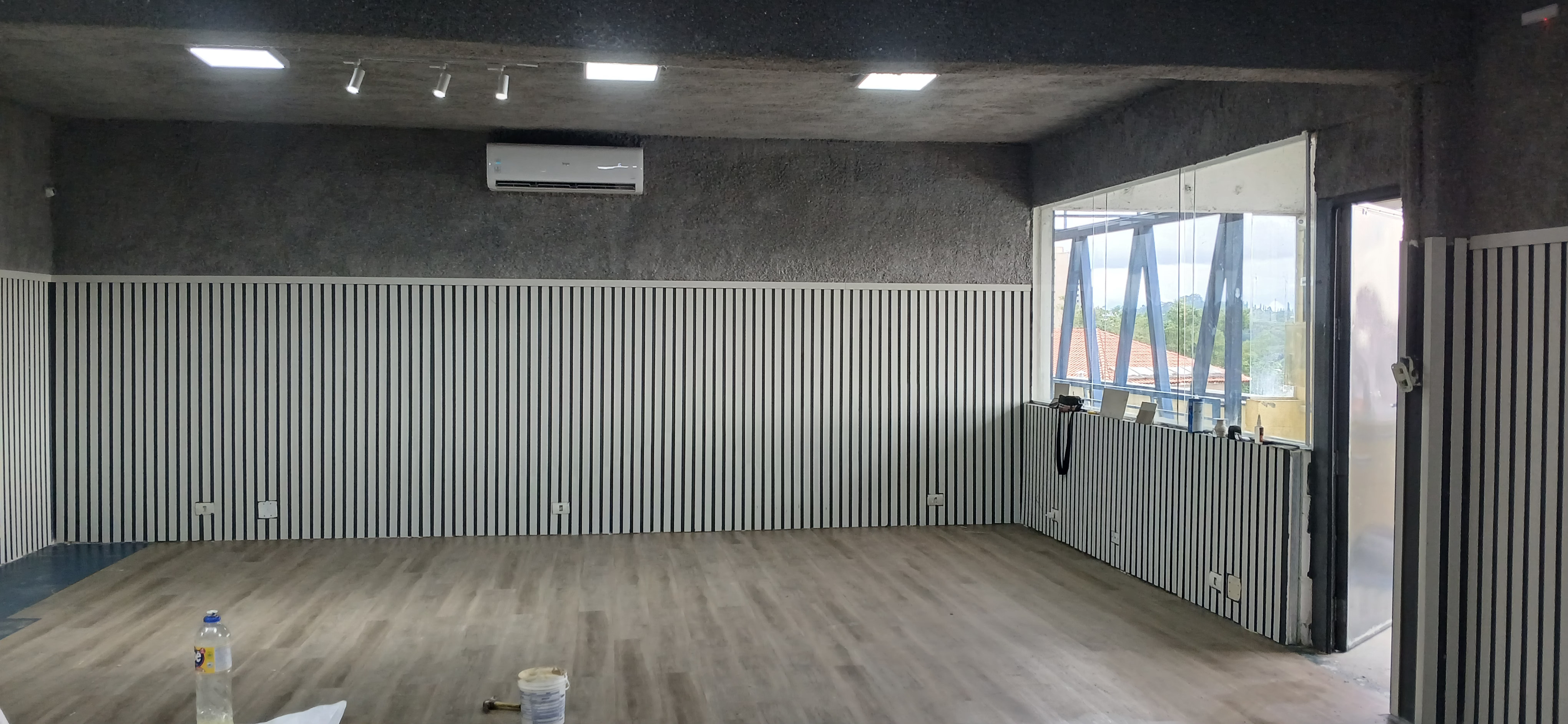 Aplicação de jateamento cinza para isolamento acústico em ambientes corporativos e residenciais