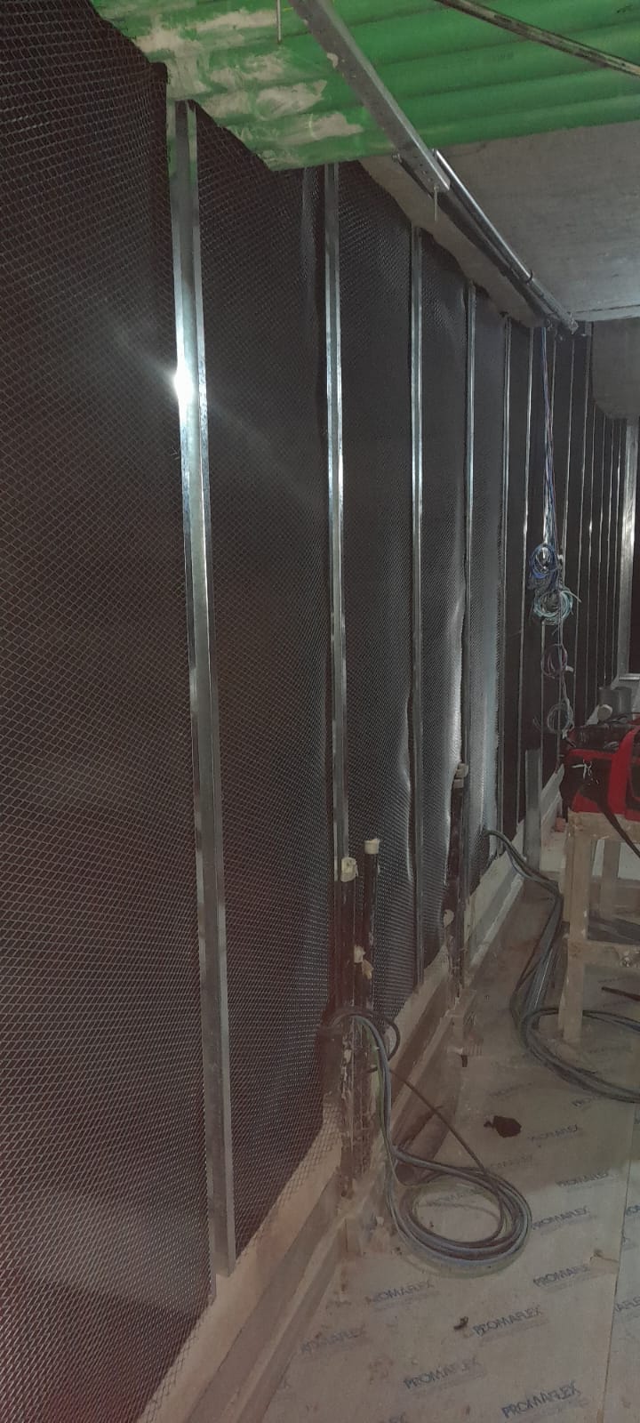 Instalação de painéis acústicos em ambientes corporativos e industriais