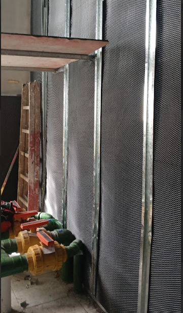 Placas acústicas em sala de máquinas para controlar o som emitido pelas máquinas